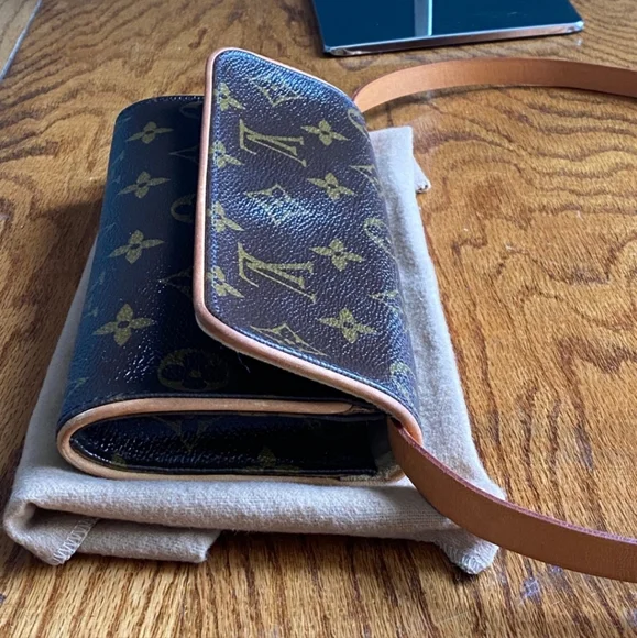 Louis Vuitton monogram Twin belt/ shoulder bag/ clutch/ crossbody - Picture 7 of 16